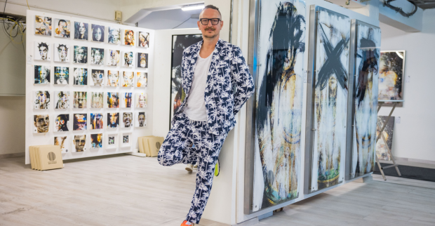 Jürgen Norbert Fux bei seiner Ausstellung