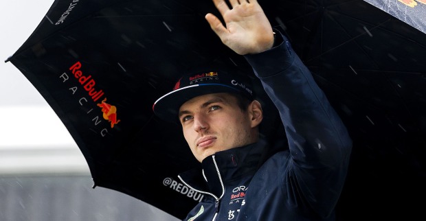 Red-Bull-Pilot Max Verstappen mit einem Regenschirm auf der