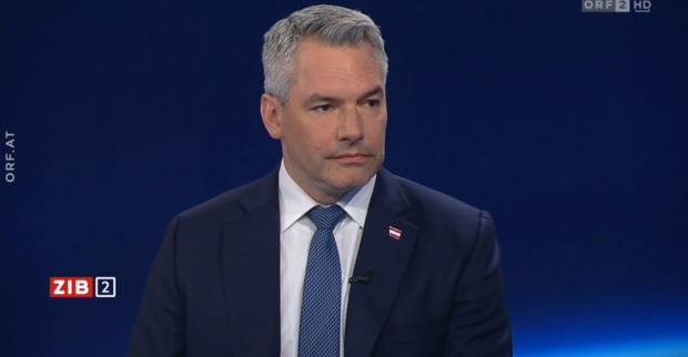 Bundeskanzler Karl Nehammer im Studio der ZIB2