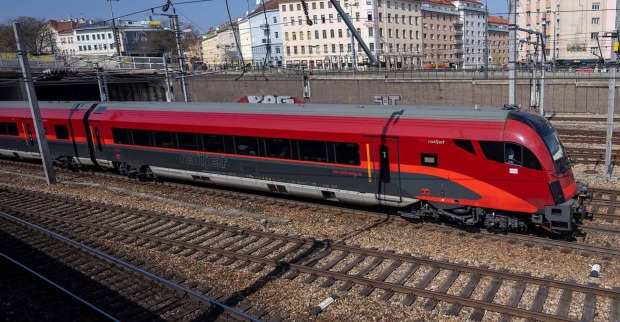 Railjet der ÖBB fährt aus einem Bahnhof