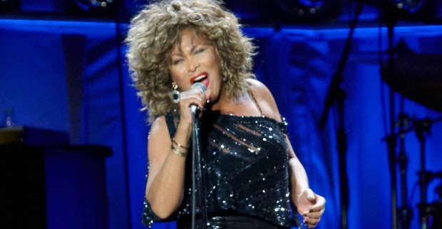 Tina Turner mit einem Mikrophon auf der Bühne