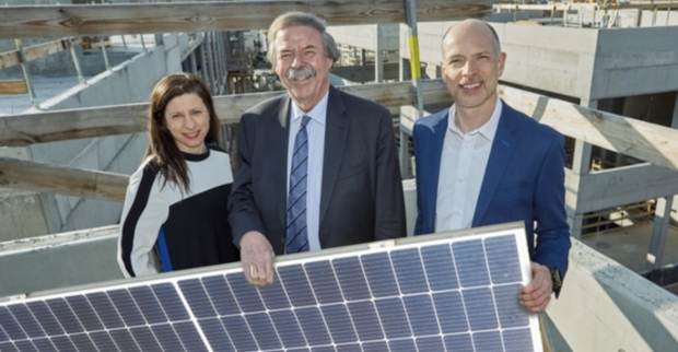 Zwei Männer und eine Frau halten in der Blauen Lagune ein Solarpanel | Credit: Blaue Lagune