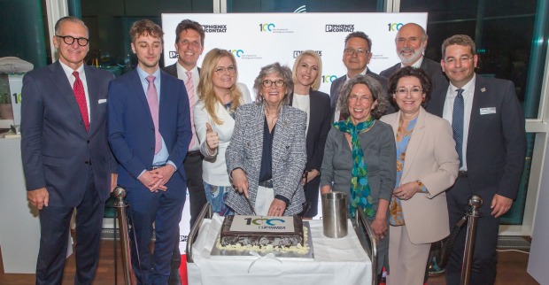 Gäste schneiden gemeinsam die Torte beim Phoenix Contact-Firmengeburtstag an  | Credit: Phoenix Contact