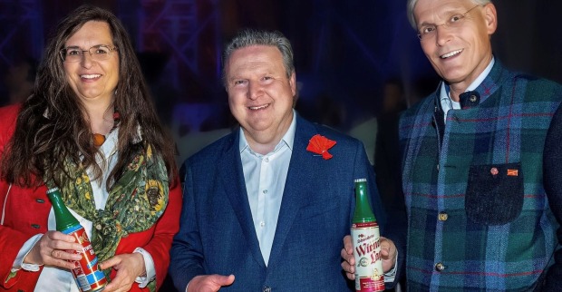 Wiens Bürgmeister und Vertreter der Brau Union halten Bierflaschen | Credit: VOGUS