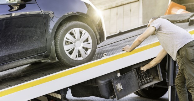 Auto wird auf einen Abschleppwagen für den Transport geladen