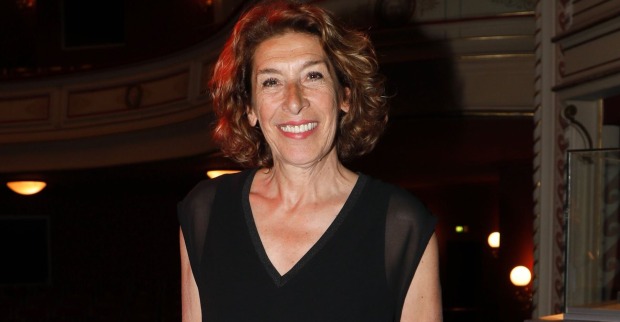 Adele Neuhauser vor schwarzem Hintergrund mit einem schwarzen Top