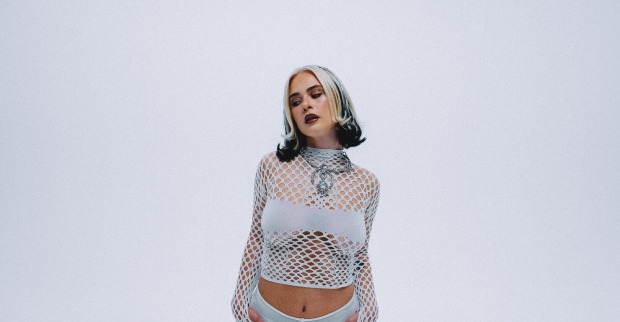 Mathea im weißen Netz-Outfit