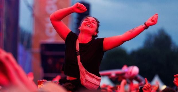 Eine Besucherin während eines Konzertes von Sänger Umberto Tozzi auf der Festbühne des 39. Donauinselfestes
