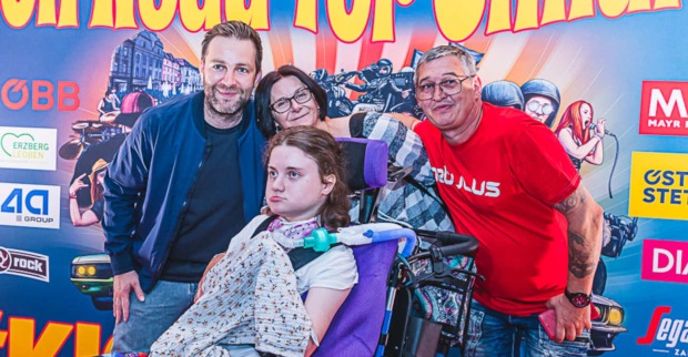 Sänger Josh und Spendenkind Tabea mit Familie