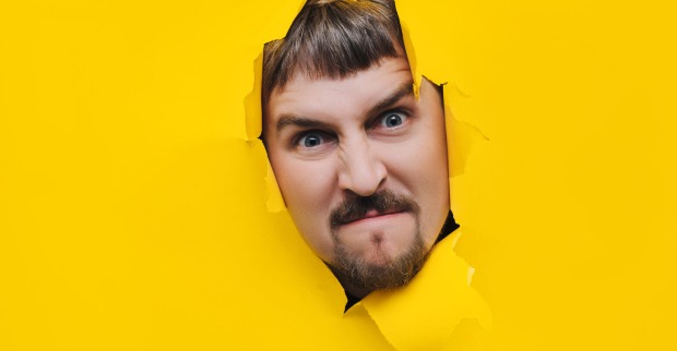 Gesicht in gelber Leinwand