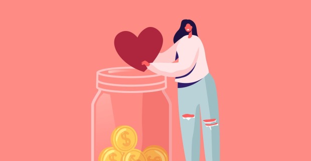 Frau mit Herz und Geld in einem Glas