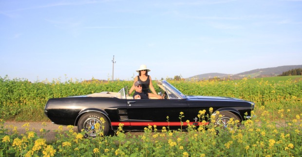 Helmut und Renate Dikany im Ford Mustang