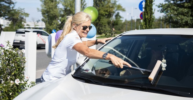 Karin Schmidt beim Autoputzen