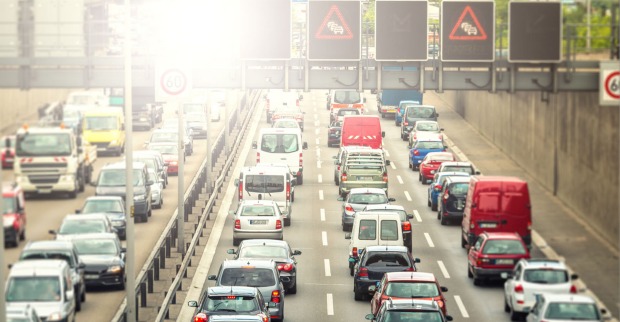 Autos stehen auf einer Autobahn im Stau