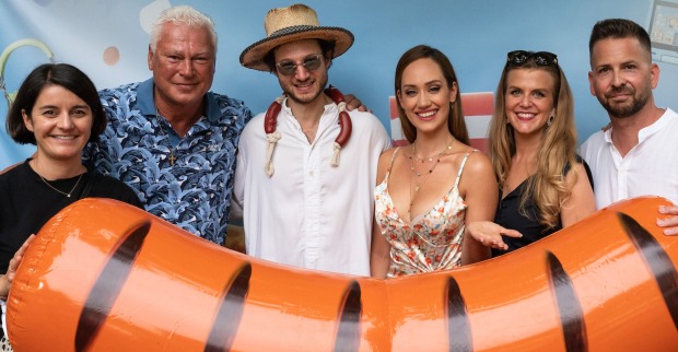 Jury und Moderatorin des Amazon-Grillfest mit einer Plastikwurst | Credit: Maximilian Lottmann