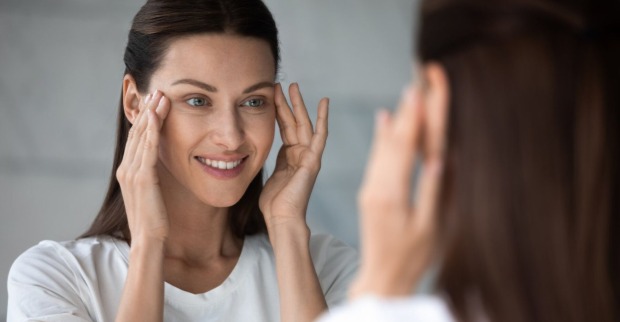 Frau blickt in den Spiegel | Credit: iStock.com/fizkes