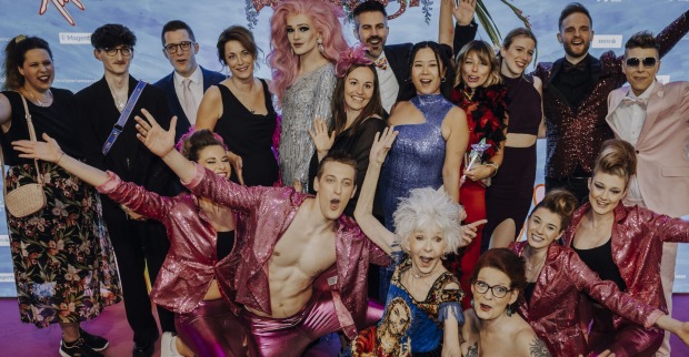 Promis beim Diversity Ball 2023 strecken die Hände  | Credit: Christine Miess