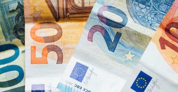 Großaufnahme von Geldscheinen. Je ein 100-, 50-, 20- und 10-Euro-Schein.