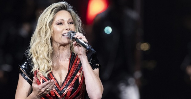 Helene Fische steht auf der Bühne und singt in eine Mikrofon, das sie in der Hand hält.