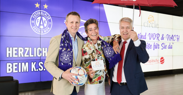 Trio unterm Regenschirm in der Generali-Arena | Credit: K.S.-Circle