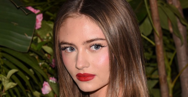 Leni Klum mit rotem Lippenstift in Großaufnahme bei einem offiziellen Event