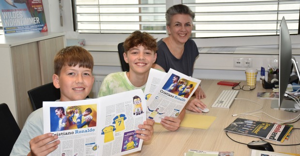 Marcel Willi (li.) und Max Herda von der ÖKO Mittelschule Mäder und Weekend-Grafikerin Claudia Weiß.