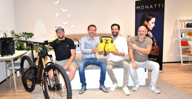 Die Monatti-Taschenparty-Boys Sebastian Hämmerle und Martin Bonatti (Mitte) mit Matthias Vonach (VONBIKE Dornbirn) und BoConcept-GF Jürgen Dachs.