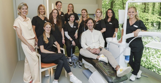 Dr. Martin von Sontagh hat sich mit seinem Team gut in seiner neuen Zahnarztpraxis in Lustenau eingelebt.