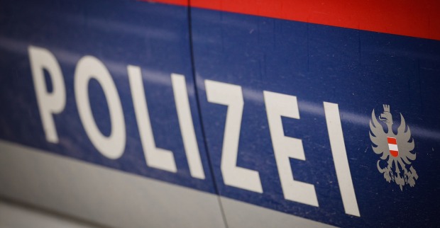 Schriftzug auf einem Polizei-Auto