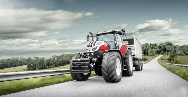 Steyr Traktor auf Straße