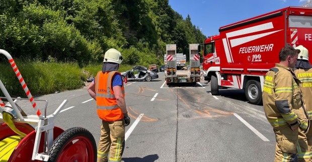 Einsatzkräfte am Unfallort