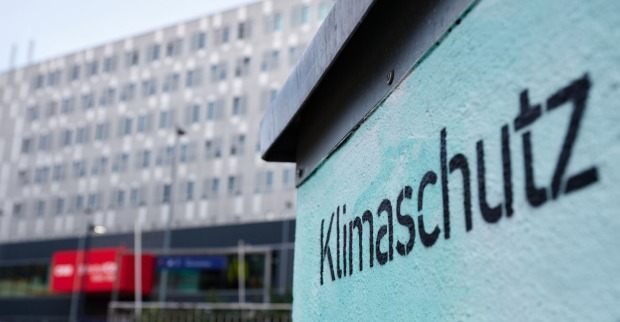 Ein Schild mit Klimaschutz vor dem Westbahnhof.