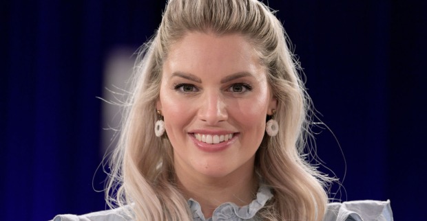 Ein hübsche Frau mit blonden langen Haaren.