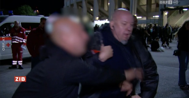 ORF-Reporter Didi Petschl wird von einem Rammstein-Fan attackiert.