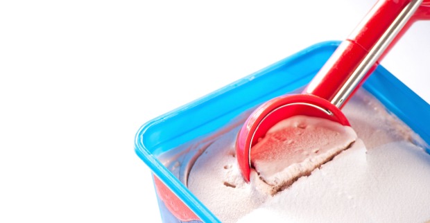 Eine Box mit Eiscreme und einem Löffel, der darin steckt.