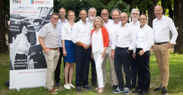 Vorstände von FMA und IFMA Austria im sommerlichen Garten | Credit: Christian Fischer/www.fischerfoto.com