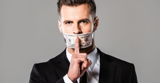 Mann mit Banknote vor Mund