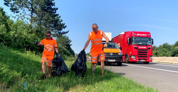 Die illegale Entsorgung von Abfall bedeutet mühsame Arbeit für die Mitarbeitenden der ASFINAG.