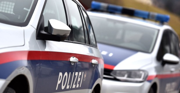 Symbolbild zu Einsätzen der Polizei. Zwei Polizeifahrzeuge.
