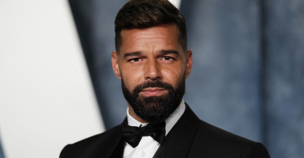 Ein Mann mit Smoking und Bart schaut in die Kamera.