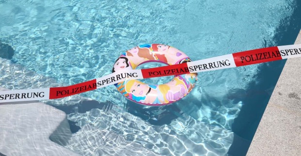Schwimmreifen im Becken und ein Absperrband.