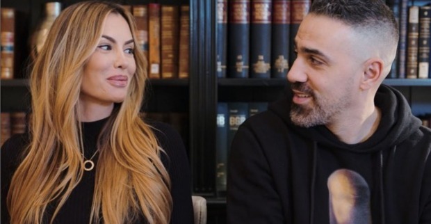 Anna-Maria Ferchichi und Bushio schauen sich verliebt an.