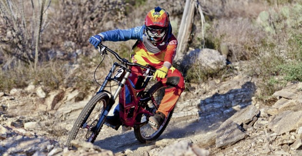 Frau fährt ein Downhill-Bike | Credit: iStock.com/travelview
