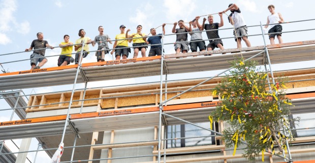 Wohnbauselbsthilfe und i+R Wohnbau luden Planer:innen, Handwerker:innen und künftige Bewohner:innen zur Firstfeier „Am Römerstein“ in Höchst.