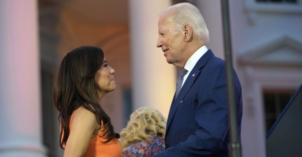 Joe Biden und Eva Longoria vor dem Weißen Haus.