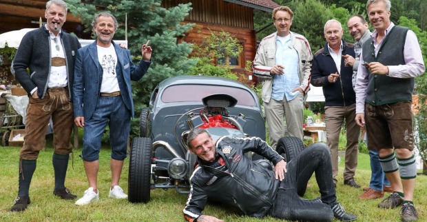 Knud Tiroch liegt beim Ennstal Picnic vor einem Auto in der Wiese | Credit: Melzer PR/Peroutka