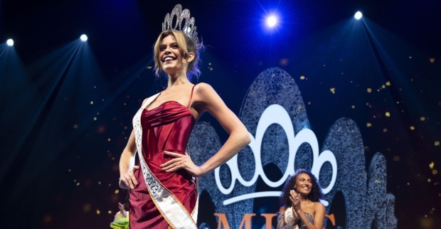 Rikkie Kolle mit der "Miss Niederlande"-Krone.