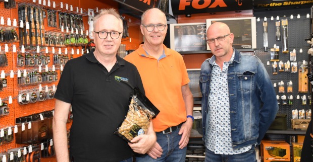 Hausherr Christian Meyer (PROFISCH-Angelsport), Karpfenangler Norbert Penninger (Feldkirch) und Rainer Loacker (Weekend-Magazin)