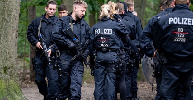 Bewaffnete Polizisten im Wald