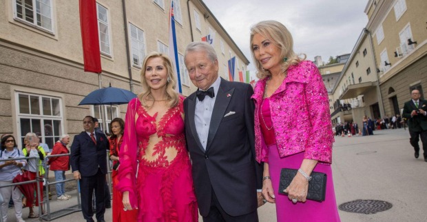 Wolfgang Porsche mit Gabriele Prinzessin zu Leiningen und ihrer Mutter Renate Thyssen bei der Festspieleröffnung.